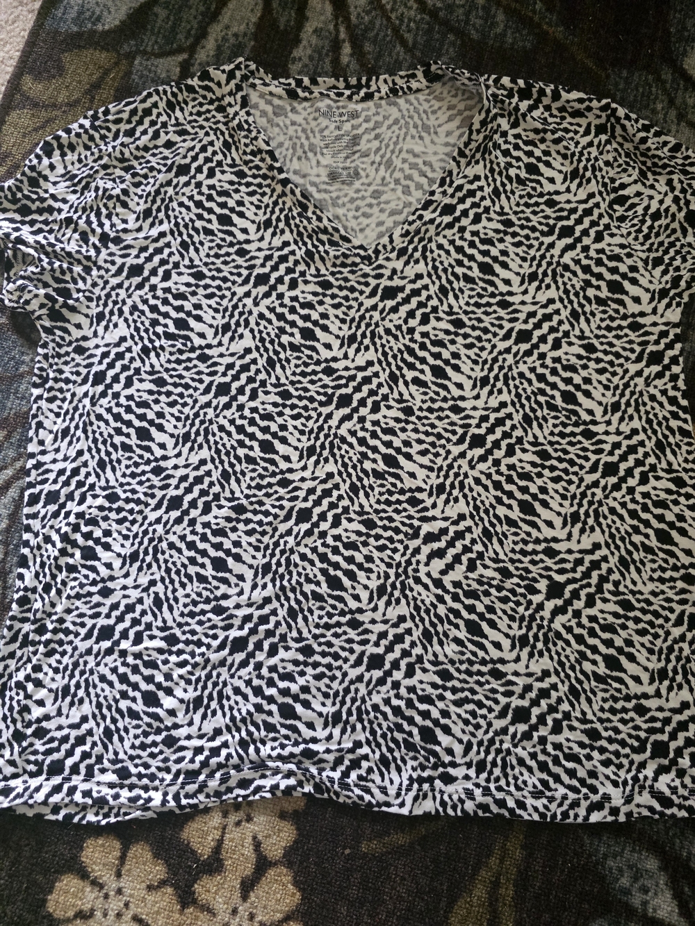 Nine West Black & White Abstract V‑Neck Tee